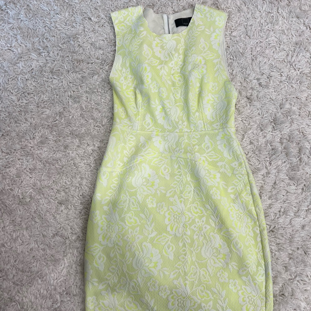 Dolce Vita Yellow Midi Sheath Dress with Sleeveless Design and Crew Neck
